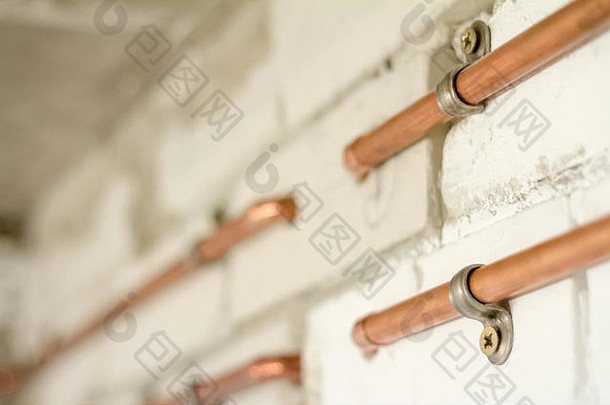 复古的套接字使白色陶瓷开放电布线背景白色砖墙电布线铜管道