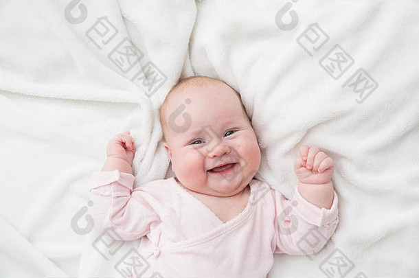 新生儿婴儿女孩构成回来毯子皮毛微笑相机