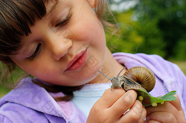 观察花园蜗牛孩子们手看最大限度感兴趣