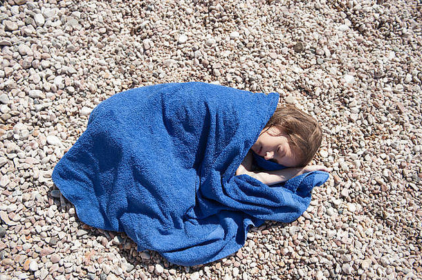 小高加索人女孩说谎海滩缠绕蓝色的毛巾热<strong>夏天</strong>一天