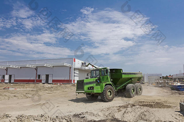 自动倾卸车卡车卸载土壤沙子建设网站