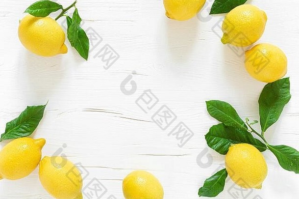 新鲜的柠檬叶子白色木背景夏天柠檬水成分维生素概念前视图