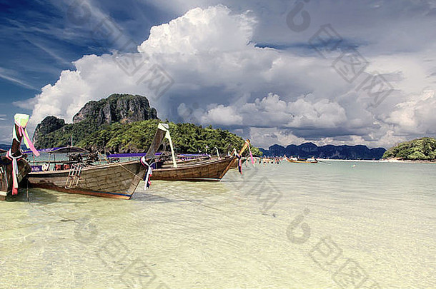 传统的泰国长尾船热带海滩