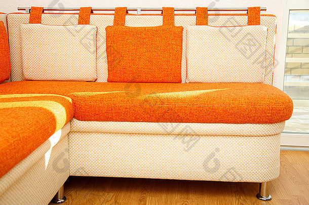 舒适的橙色白色沙发枕头