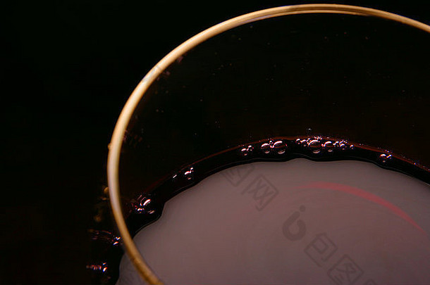 玻璃红色的酒特写镜头黑色的背景