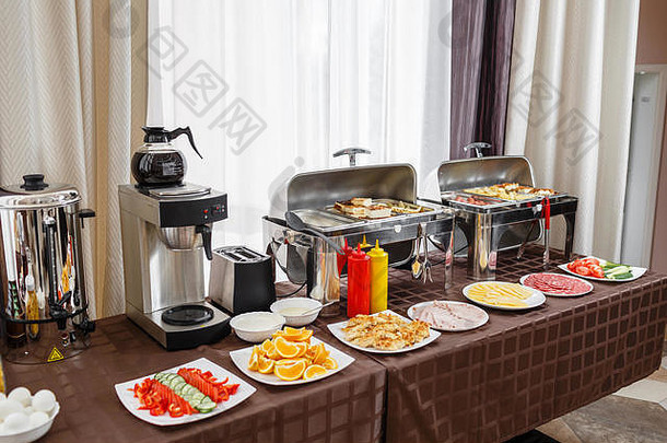 自助餐托盘加热准备好了服务早餐酒店瑞典式自助餐盘子食物