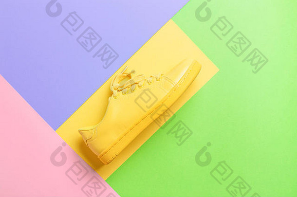 概念上的几何图像黄色的鞋五彩缤纷的背景时尚的头昏眼花的颜色