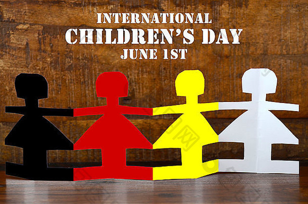 国际儿童一天概念纸娃娃代表国家世界黑暗木背景