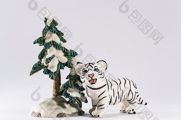 白色begal老虎蓝色的眼睛小雕像享受走显示覆盖树白色背景