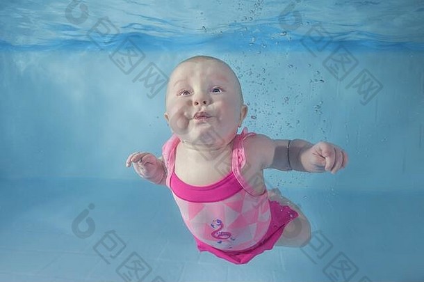 婴儿女孩粉红色的泳衣学习游泳水下婴儿游泳水下池健康的家庭生活方式孩子们水体育