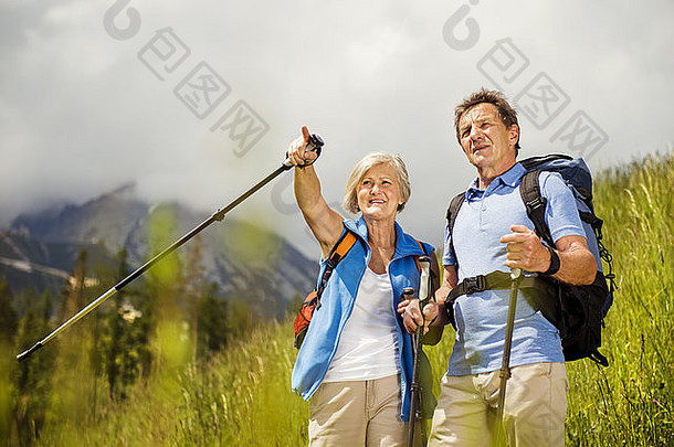 高级旅游夫妇徒步旅行美丽的山