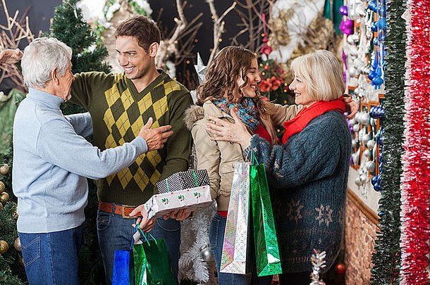 快乐家庭拥抱圣诞节商店