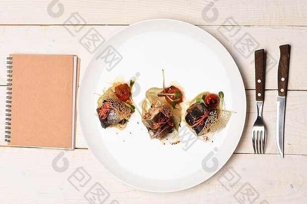 鱼角蔬菜奶酪薯片板复杂的餐厅菜服务笔记本高厨房概念鱼位西红柿豆芽白色木背景
