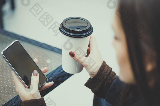 女人智能手机喝咖啡