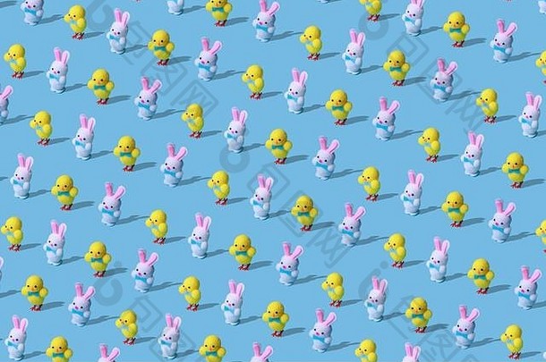 时尚的复活节模式使兔子野兔鸡玩具蓝色的背景最小的风格复活节概念最小的风格