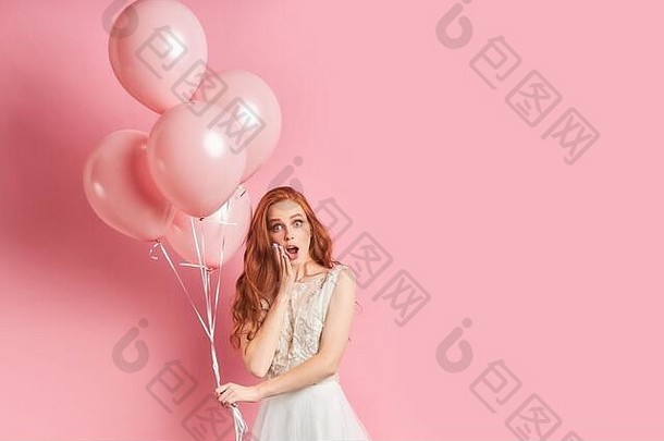 肖像惊讶年轻的女人穿着白色衣服奥本头发持有粉红色的空气气球孤立的粉红色的背景