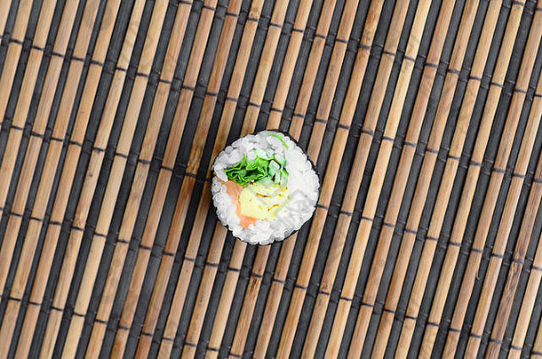 寿司卷谎言竹子稻草蛇翼席传统的亚洲食物前视图平躺极简主义拍摄复制空间