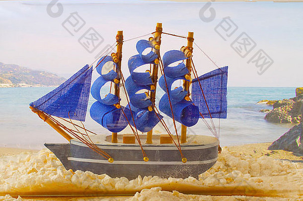 船蓝色的帆内部瓶沙子海背景