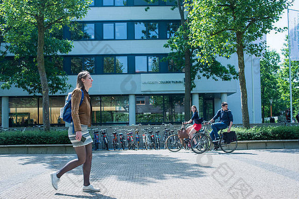 图片理由蒂尔堡大学荷兰显示人走骑<strong>自行车</strong>大学校园