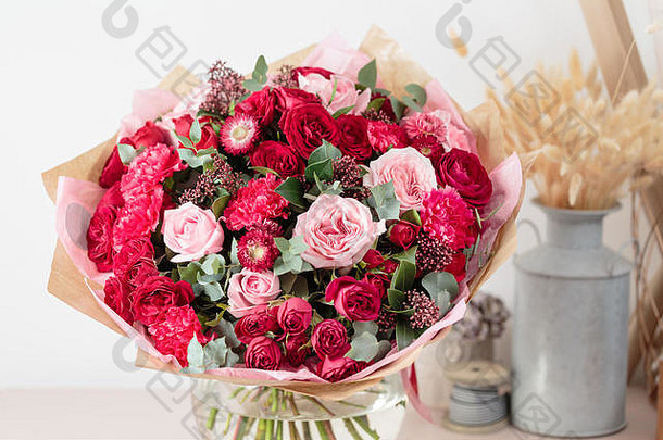 特写镜头美丽的奢侈品花束混合红色的粉红色的花玻璃花瓶工作花店花商店壁纸