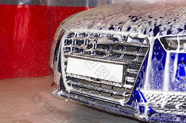 蓝色的车片段泡沫车洗前面视图