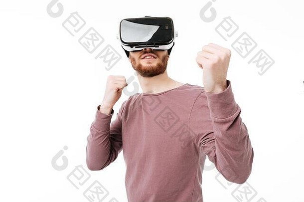 年轻的微笑男人。穿虚拟现实眼镜白色背景肖像很酷的男孩战斗机站玩视觉现实眼镜