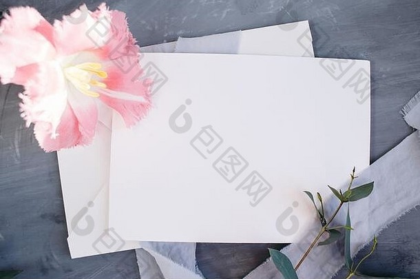 空白纸复制空间框架花丝绸丝带灰色的背景简单的花束问候卡