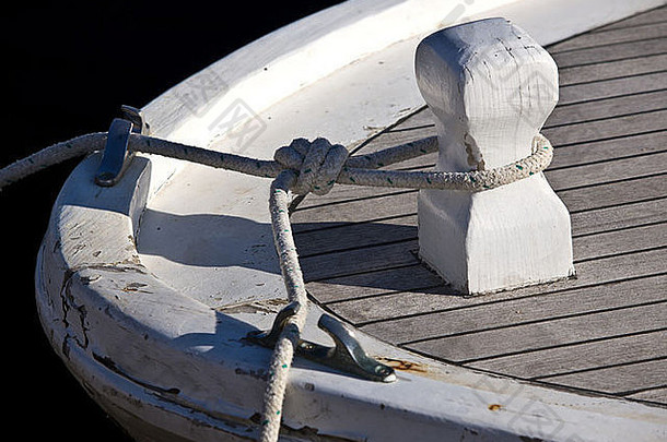 绳子船停靠港口
