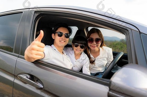 快乐亚洲家庭父亲拇指妈妈。女儿穿太阳镜紧凑的车微笑开车旅行假期车insur