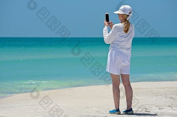 成熟的女人采取<strong>图片</strong>海滩移动电话