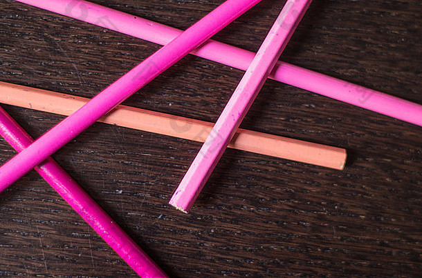 粉红色的紫罗兰色的孩子铅笔