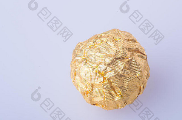 巧克力球巧克力球杏仁黄金箔纸背景