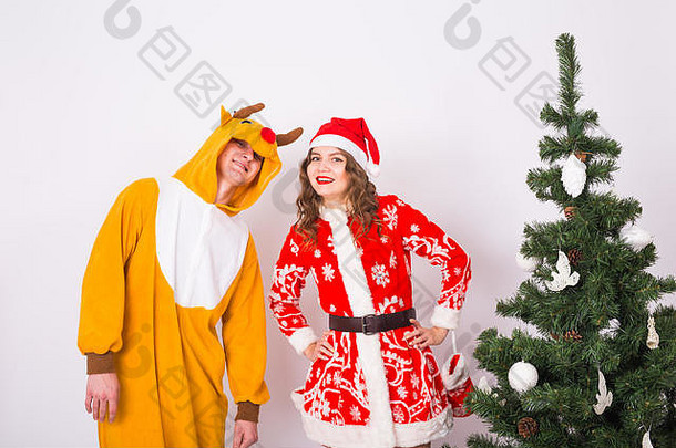 人家庭圣诞节概念年轻的夫妇圣诞老人鹿服装白色背景