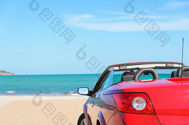 夏天车旅行假期女人红色的车背景海水旅行自由假期概念