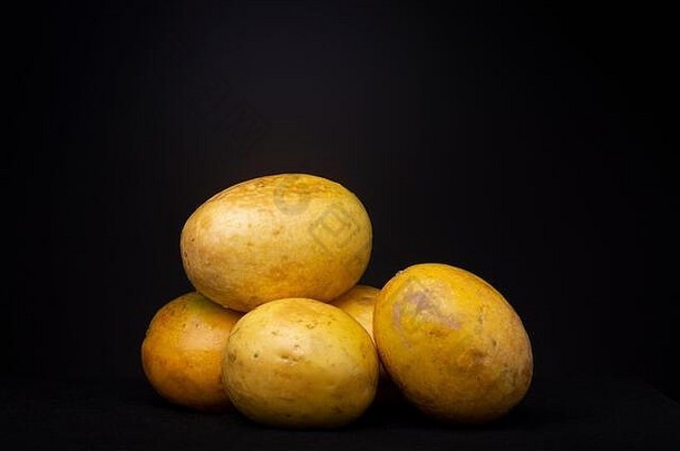 成熟的充满活力的黄色的激情水果水果黑暗灰色背景工作室低关键食物生活