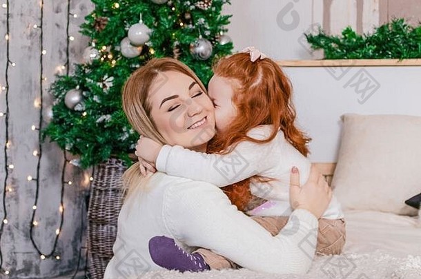 女孩接吻妈妈圣诞节照片