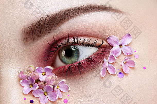 眼睛化妆女人淡紫色花春天化妆美时尚睫毛化妆品眼影化妆细节有创意的女人花化妆