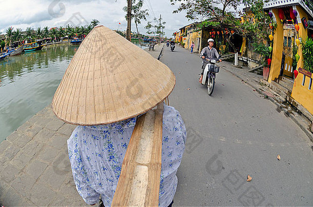 女人携带轭篮子水果街嗨越南