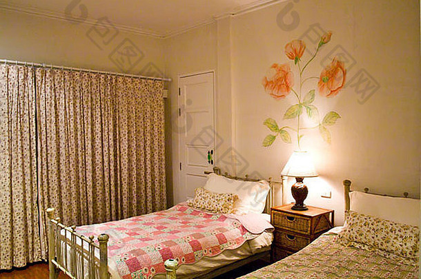 双胞胎卧室玫瑰新鲜装饰