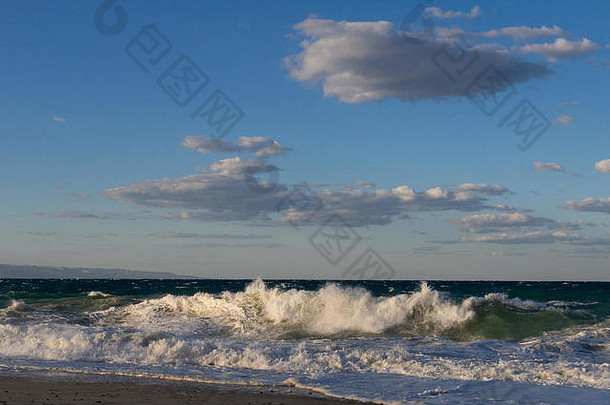 大波海滩卡拉布利亚南部意大利秋天风暴带来了强大的风粗糙的海波