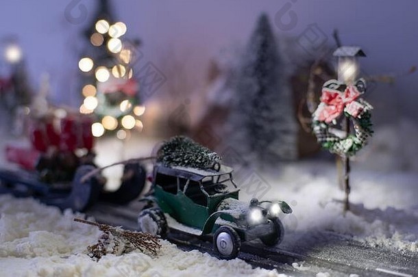 微型经典车携带圣诞节树雪橇加载礼物雪路冬天魔法背景
