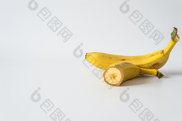 黄色的香蕉白色背景取向复制空间