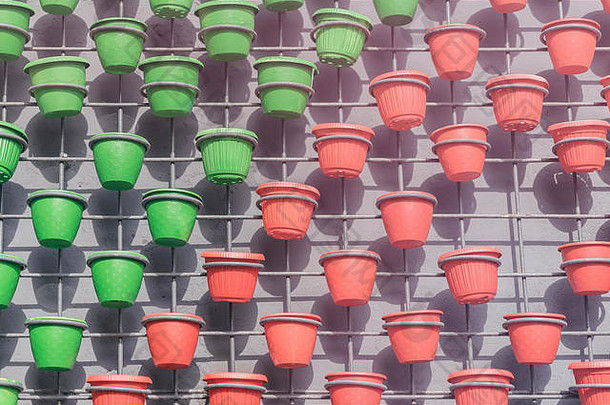 墙艺术装饰网格绿色红色的花锅混凝土墙现代城市背景纹理