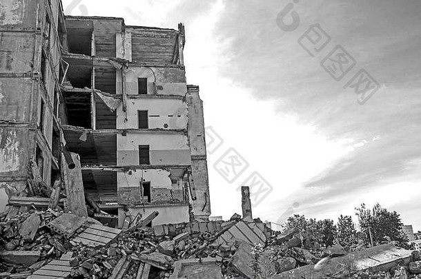 摧毁了大建筑堵塞混凝土碎片前景背景