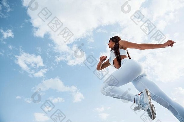 天空女跑步者白色<strong>运动</strong>型衣服健身