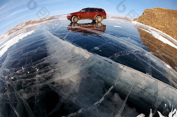 越野开车清晰的冰冻湖贝加尔湖湖奥尔洪岛西伯利亚俄罗斯