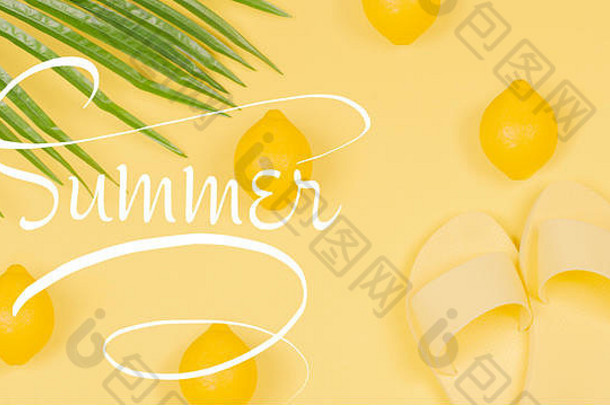 夏天时间文本黄色的背景柠檬凉鞋绿色热带棕榈叶海滩配件