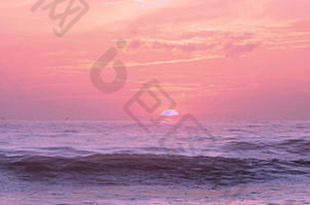美丽的日落卡伦海滩冲浪磅海岸普吉岛泰国卡伦海滩著名的旅游吸引力