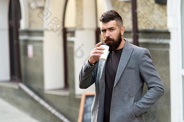 商人lumbersexual外观享受咖啡打破业务中心放松充电男人。有胡子的赶时髦的人喝咖啡纸杯sip咖啡喝咖啡