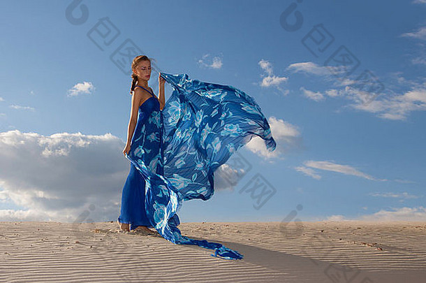 肖像美女人蓝色的衣服沙漠